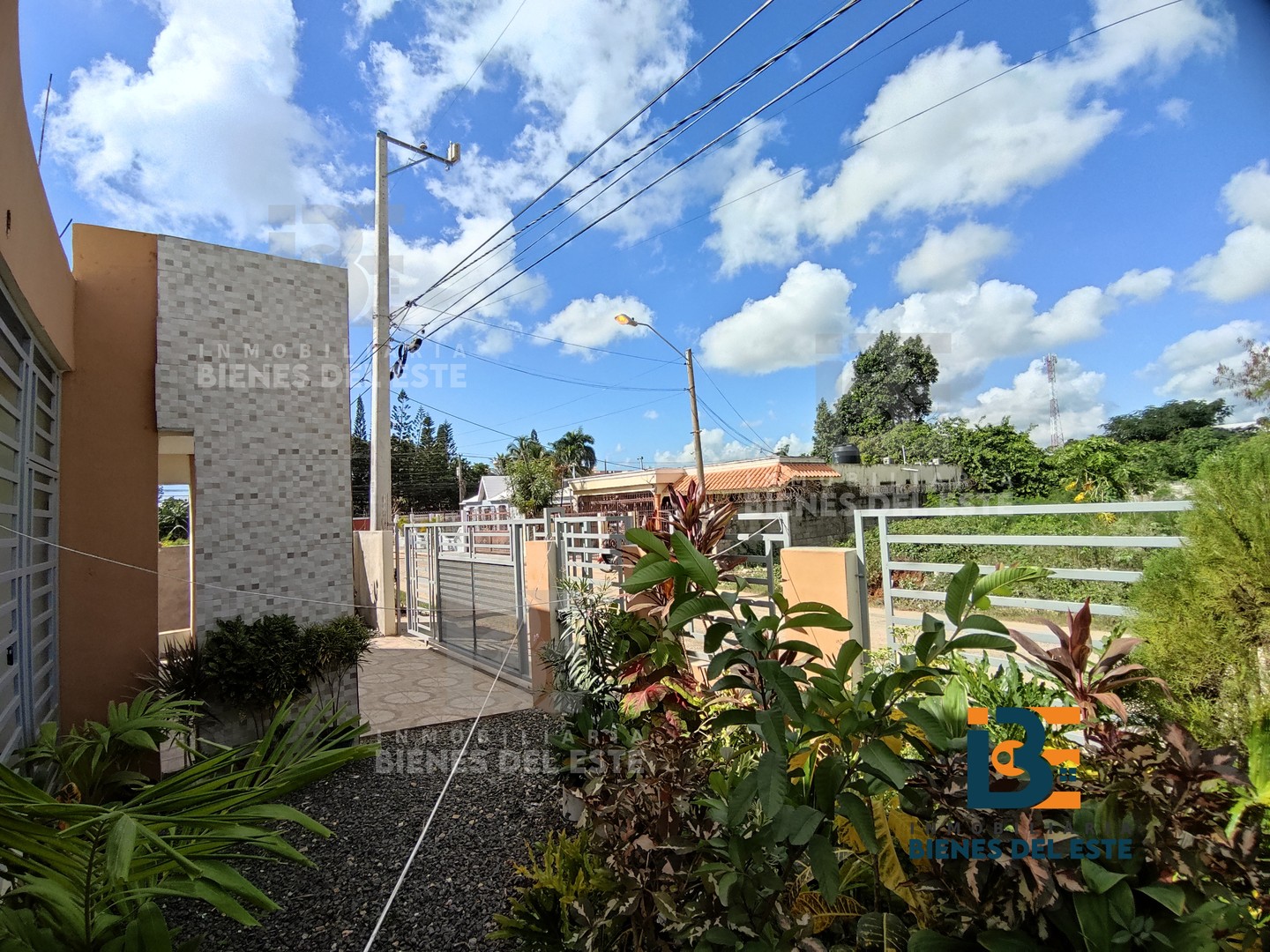 casas - Se Vende Casa Grande con Tres habitaciones y Amplia Marquesina en Villa España. 2