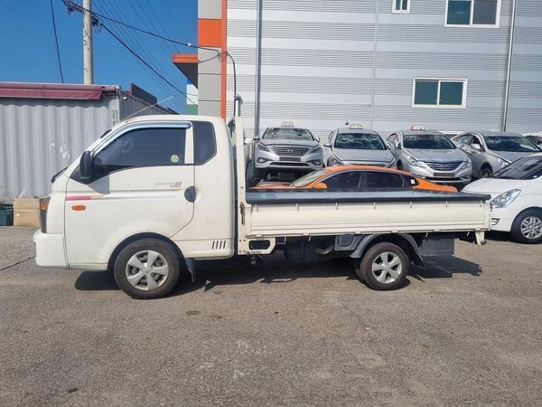 camiones y vehiculos pesados - HYUNDAI PORTER H100 CAMION 2017DESDE: RD$950,000-Automático 1