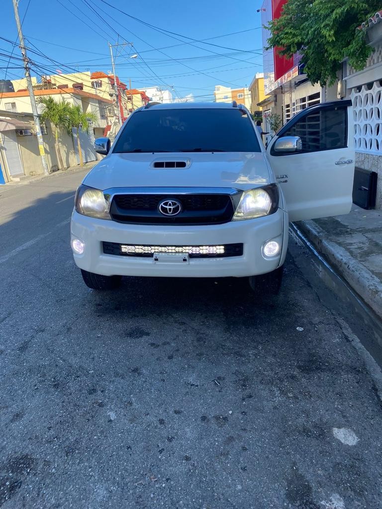 jeepetas y camionetas - Toyota Hilux 2011 excelente estado 