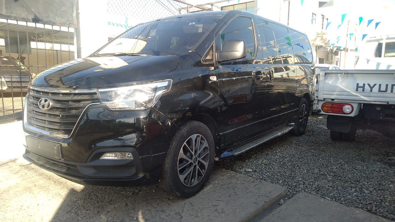 jeepetas y camionetas - HYUNDAI GRAND STAREX 2020 NEGRA 3