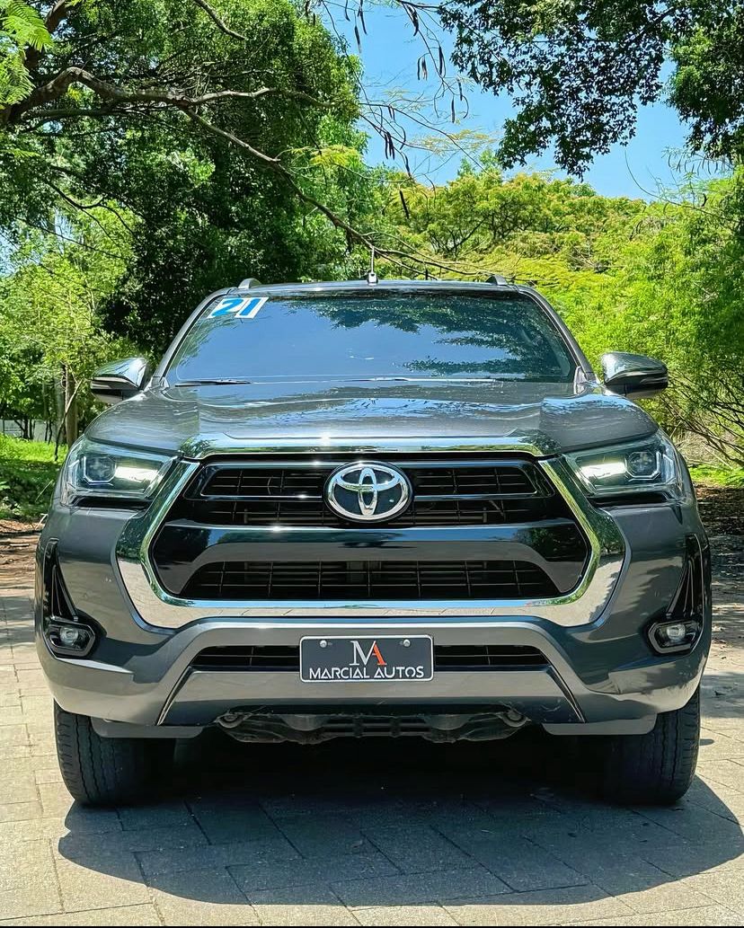 jeepetas y camionetas - Gran oportunidad de montarte en esta impecable Toyota Hailux limited 2021 4x4  1