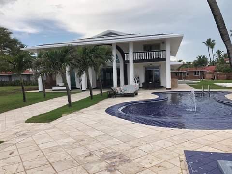 casas vacacionales y villas - Vendi hermosa villa en Bavaro punta cana 
5,700. Mt2. De solar 
