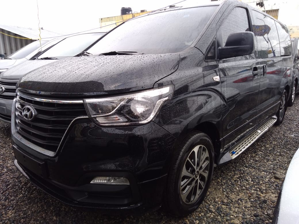 jeepetas y camionetas - HYUNDAI GRAND STAREX 2020 NEGRA 1