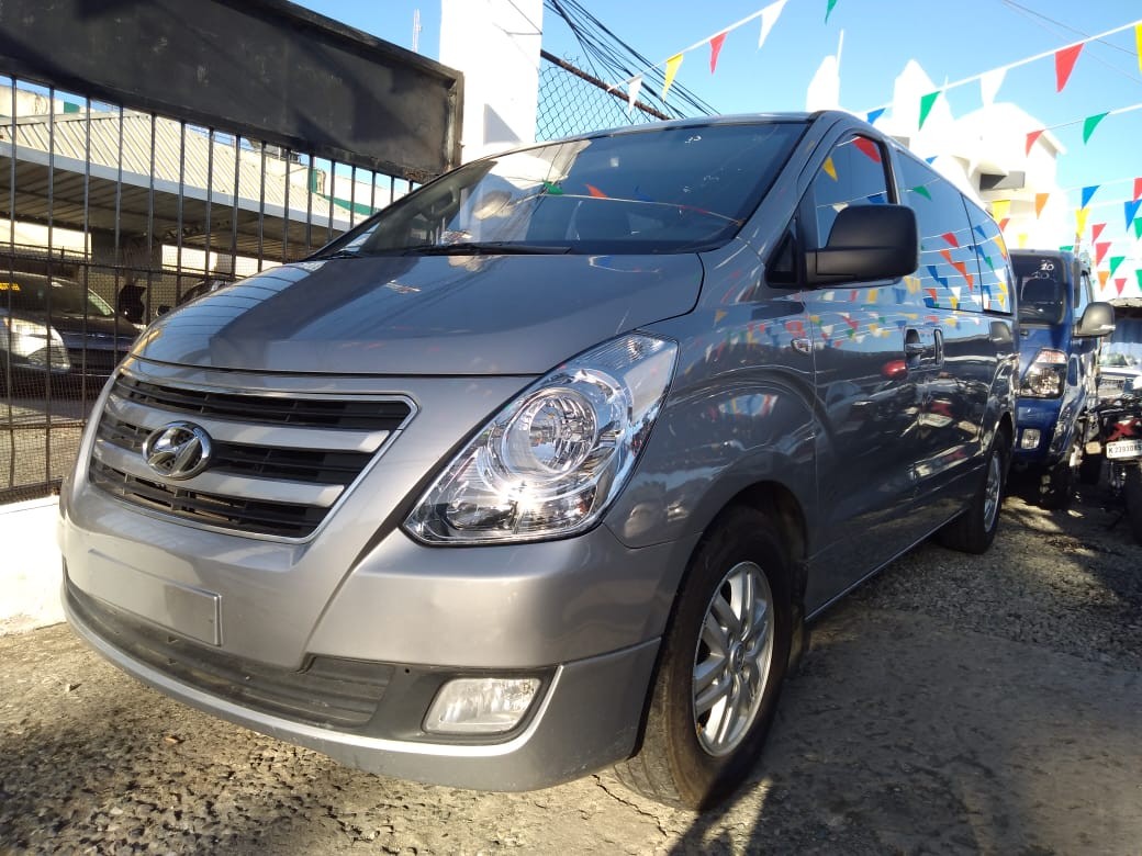 jeepetas y camionetas - HYUNDAI GRAND STAREX 2018 GRISDESDE: RD$1,300.100