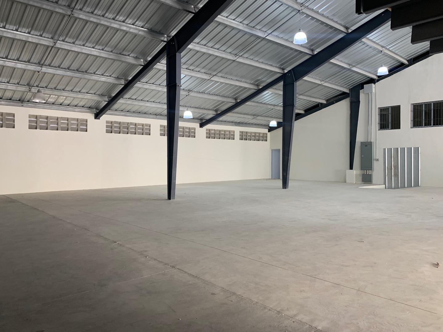 oficinas y locales comerciales - Alquilo Nave zona industrial de herrera de 3,000 Mts. En total  3