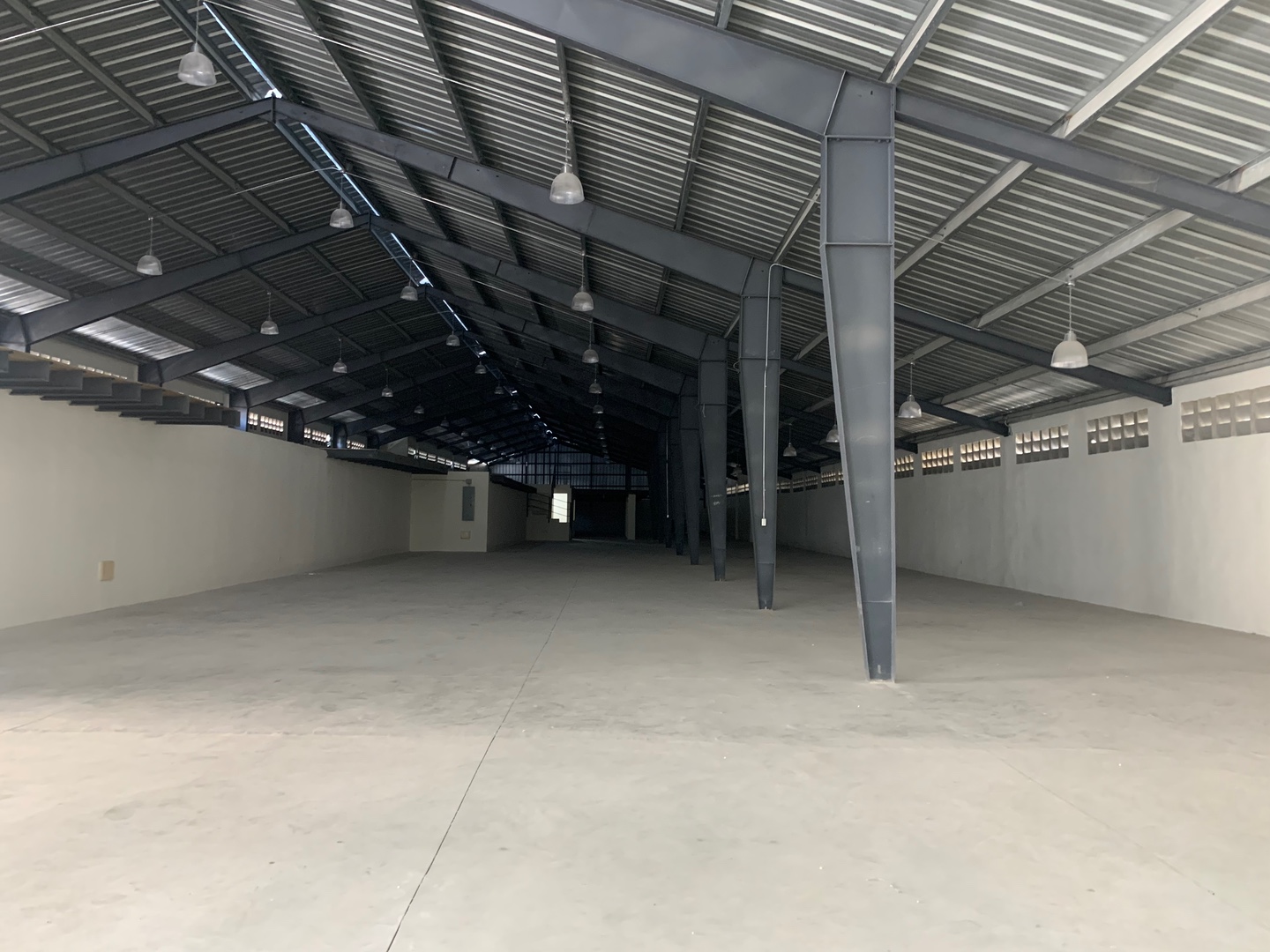 oficinas y locales comerciales - Alquilo Nave zona industrial de herrera de 3,000 Mts. En total  4