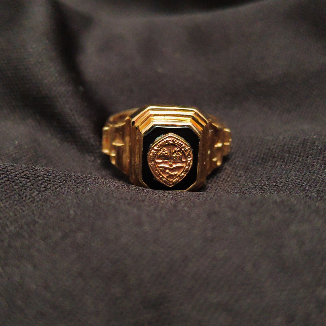 joyas, relojes y accesorios - Anillo de Graduación • UASD • 10K • Size 5 1/2 • 8 Gramos