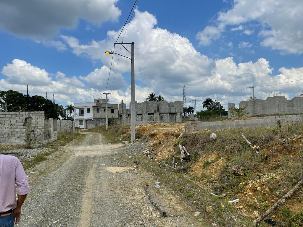 solares y terrenos - vendo solares con todos los servicios basico incluido