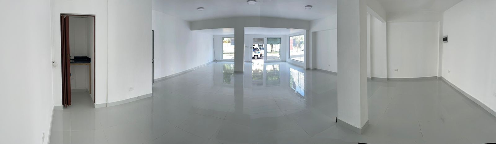 oficinas y locales comerciales - Alquilo Local 1er piso  90 mts en la Av. Privada
