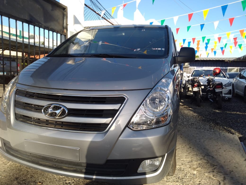 jeepetas y camionetas - HYUNDAI GRAND STAREX 2018 GRISDESDE: RD$1,300.100 2