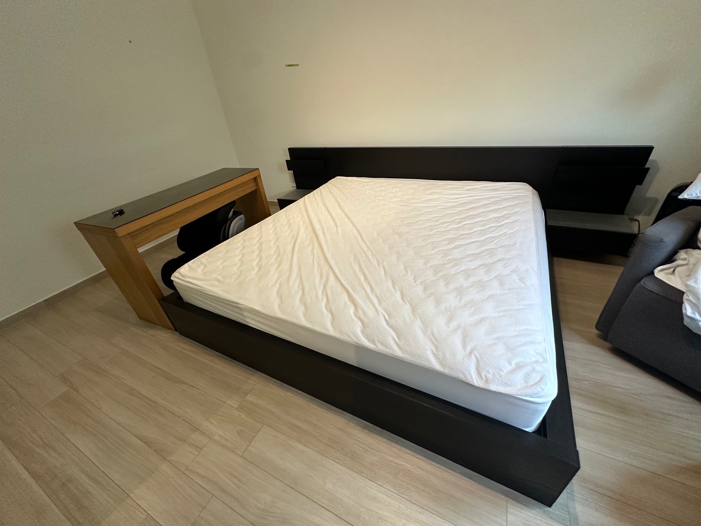 muebles y colchones - Cama King IKEA con mesas de noche 