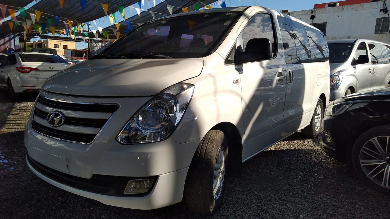 jeepetas y camionetas - HYUNDAI  STAREX 2017 BLANCA 3