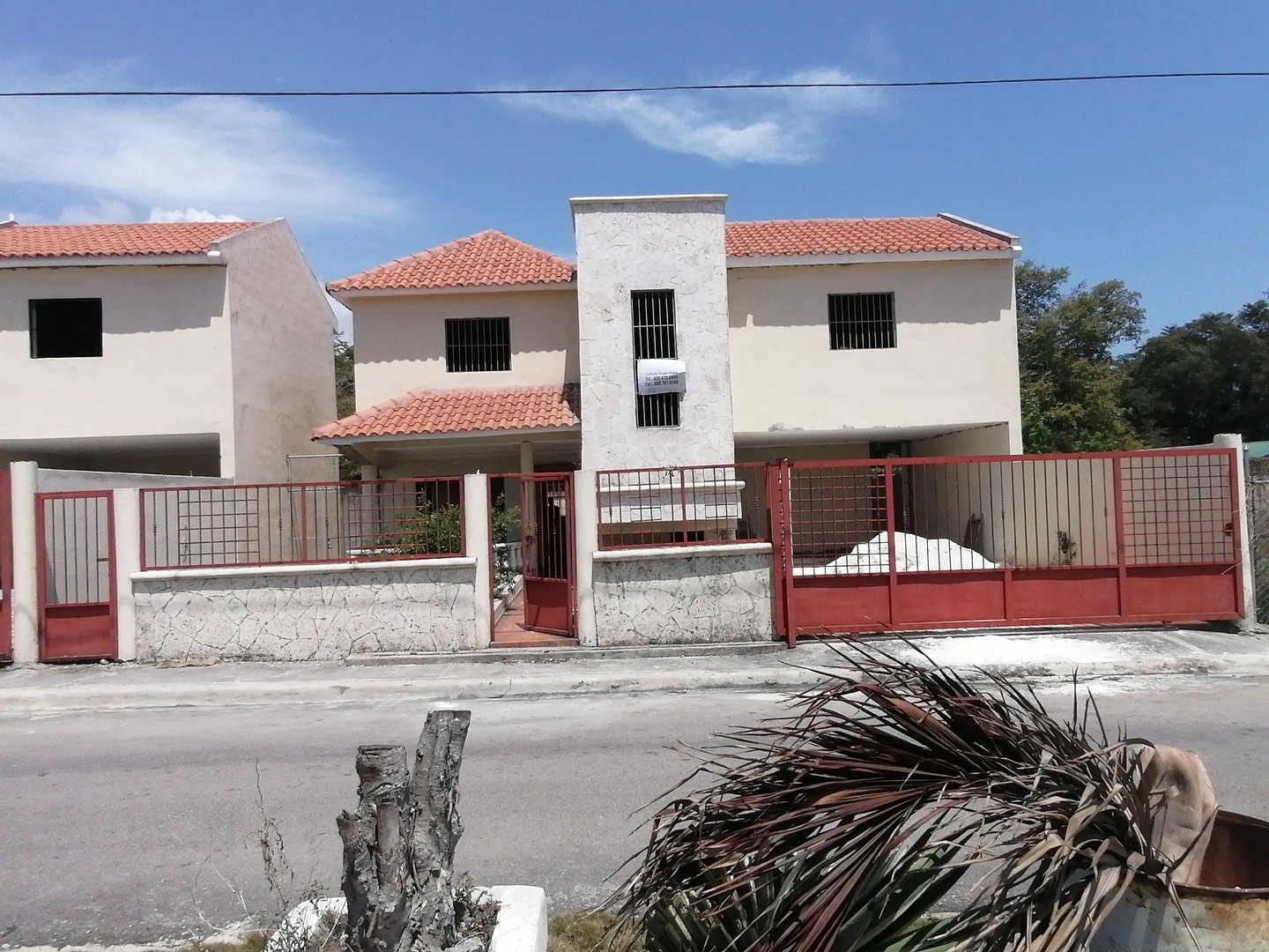 casas - Casa enorme en la Romana .. 4 habitaciones .. Patio .. Oportunidad !!