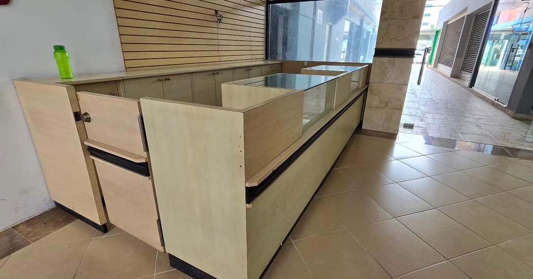 oficinas y locales comerciales - modulo de pasillo en plaza comercial 1er piso 