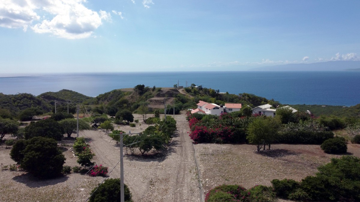 solares y terrenos - Vista al mar y la montaña. A pasos de la playa y 90 minutos de Santo Domingo. 1