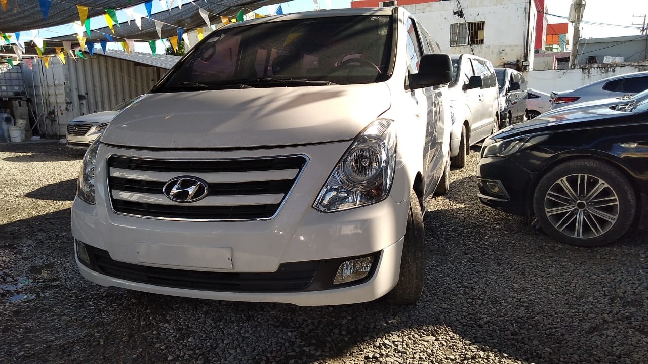 jeepetas y camionetas - HYUNDAI  STAREX 2017 BLANCA