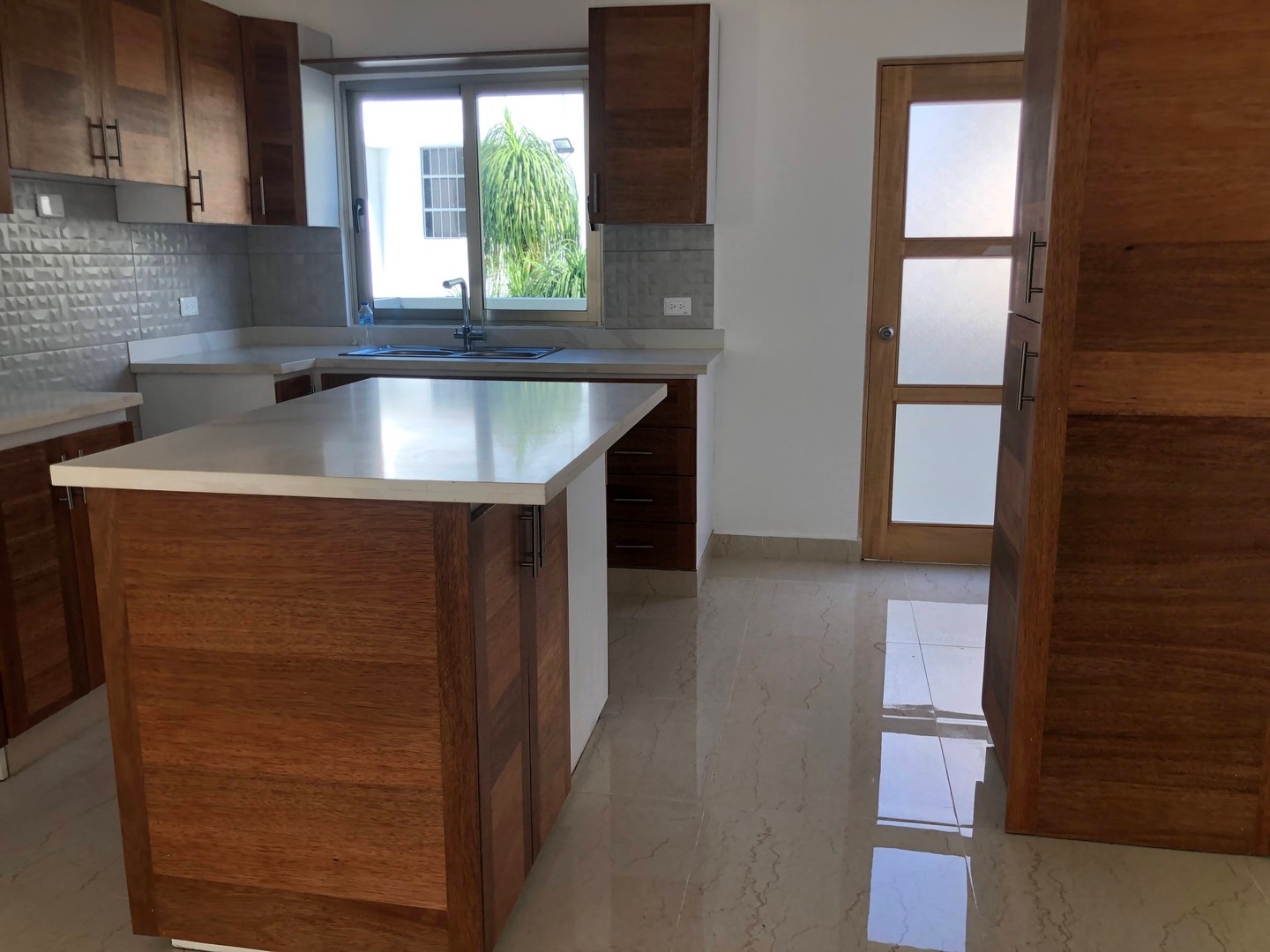 casas - TOWNHOUSE En venta En Colinas de Los Rios 3 niveles 3 habitaciones 2 parqueos Zo 7