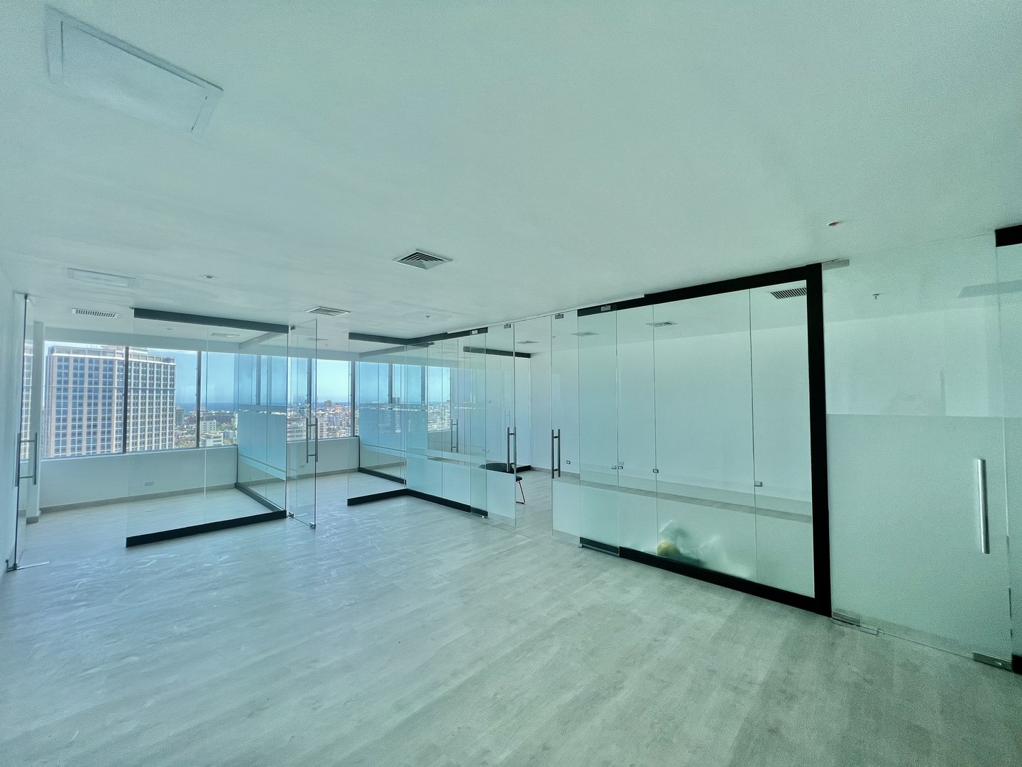 oficinas y locales comerciales - Piantini oficina de 97m2 3 parqueos en torre corporativa 2