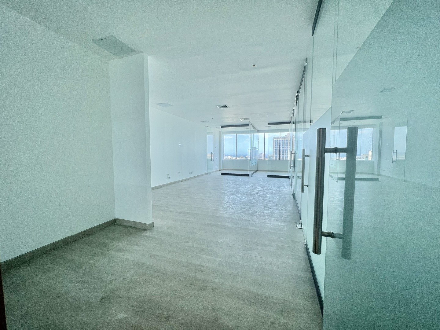 oficinas y locales comerciales - Piantini oficina de 97m2 3 parqueos en torre corporativa 3