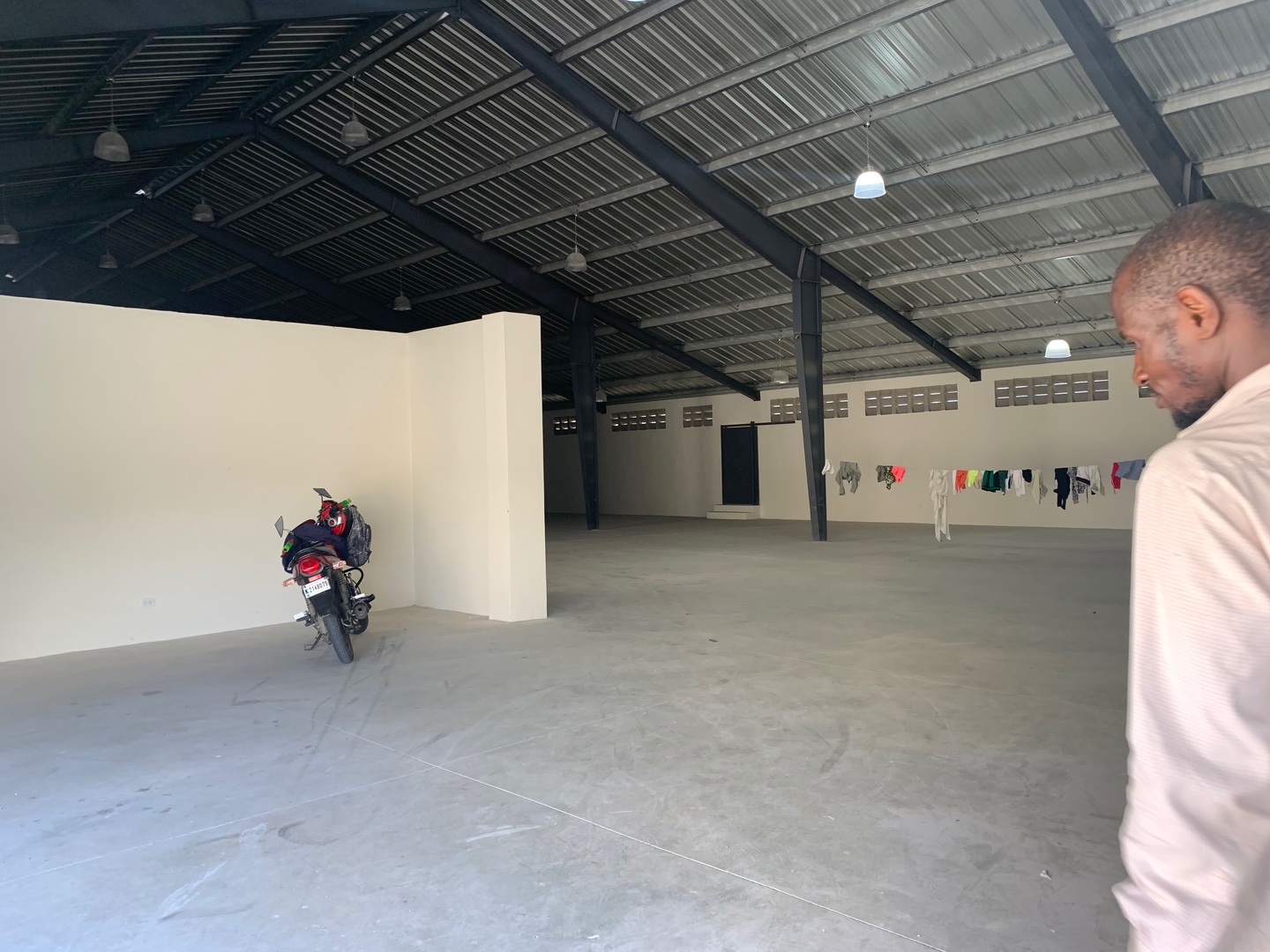 oficinas y locales comerciales - Alquilo Nave zona industrial de herrera de 3,000 Mts. En total  8