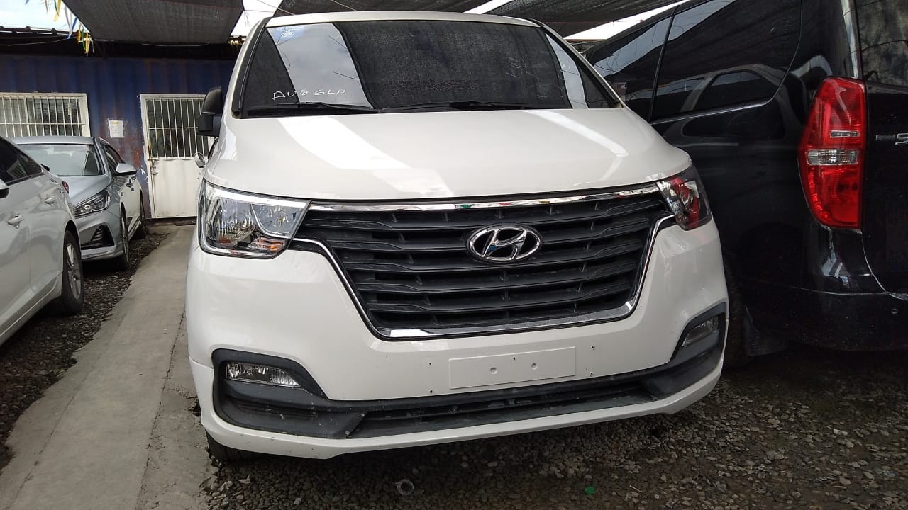 jeepetas y camionetas - HYUNDAI GRAND STAREX 2020 BLANCA 1