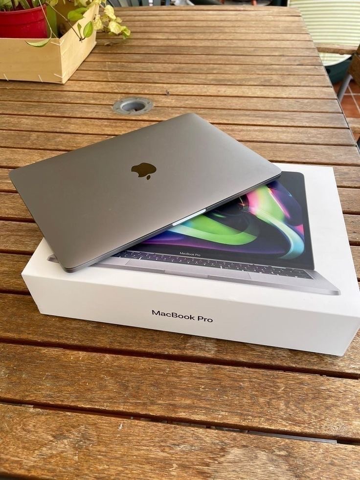 computadoras y laptops - MacBook Pro 13” 16GB RAM 1TB SSD Chip M1 Space Gray Como Nueva  0