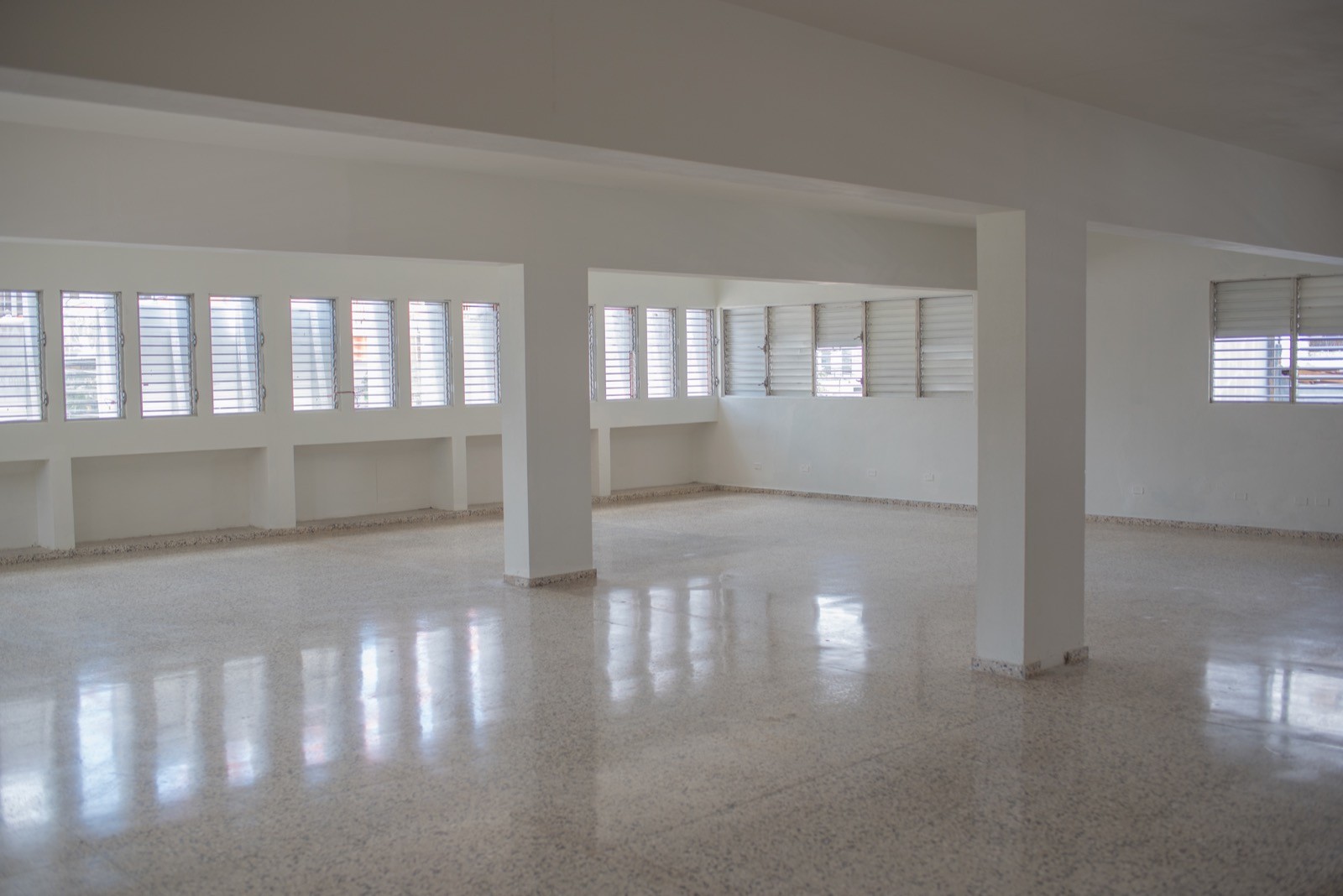 oficinas y locales comerciales - Alquilo Local 2do piso 250 mts en la 27 febrero Ens. Quisqueya 
 5