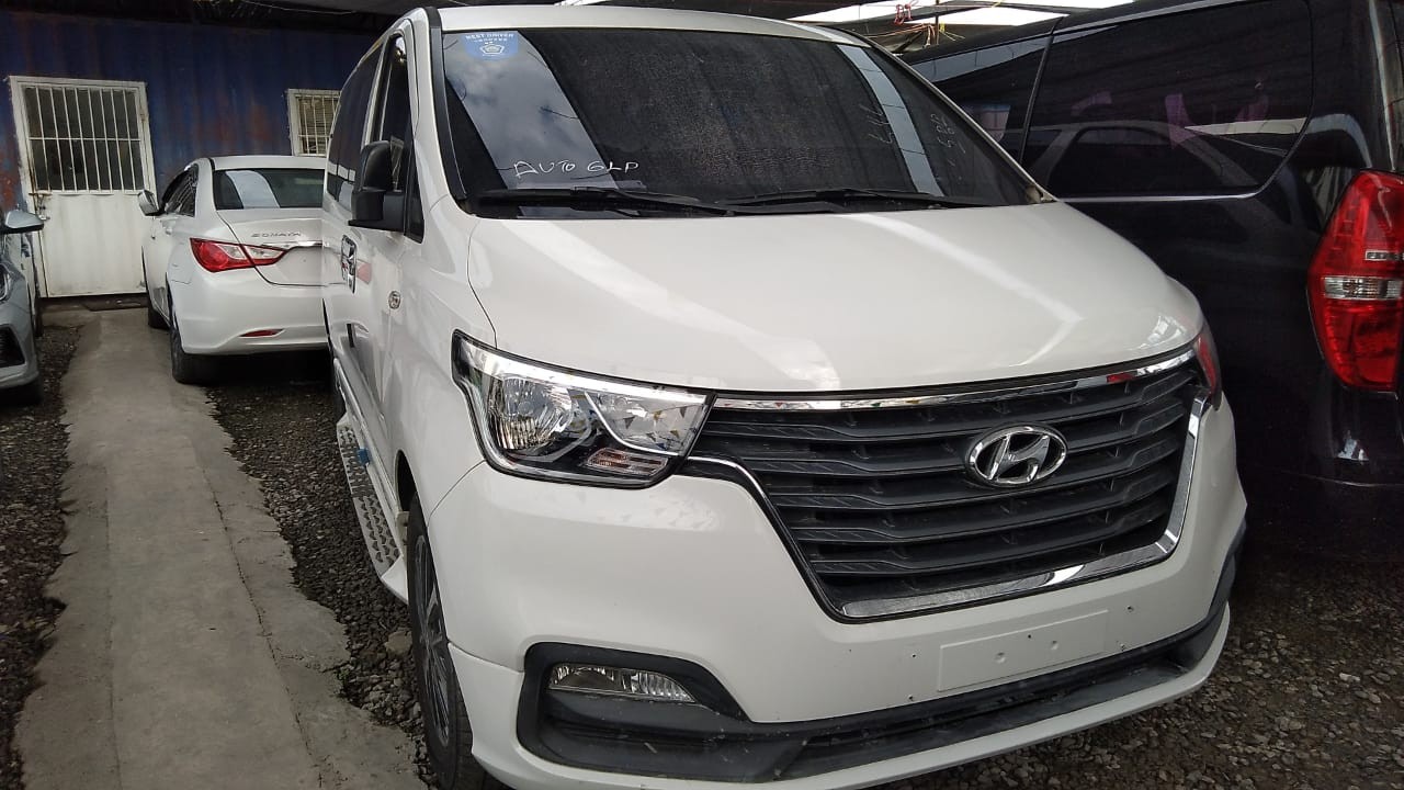 jeepetas y camionetas - HYUNDAI GRAND STAREX 2020 BLANCA 2