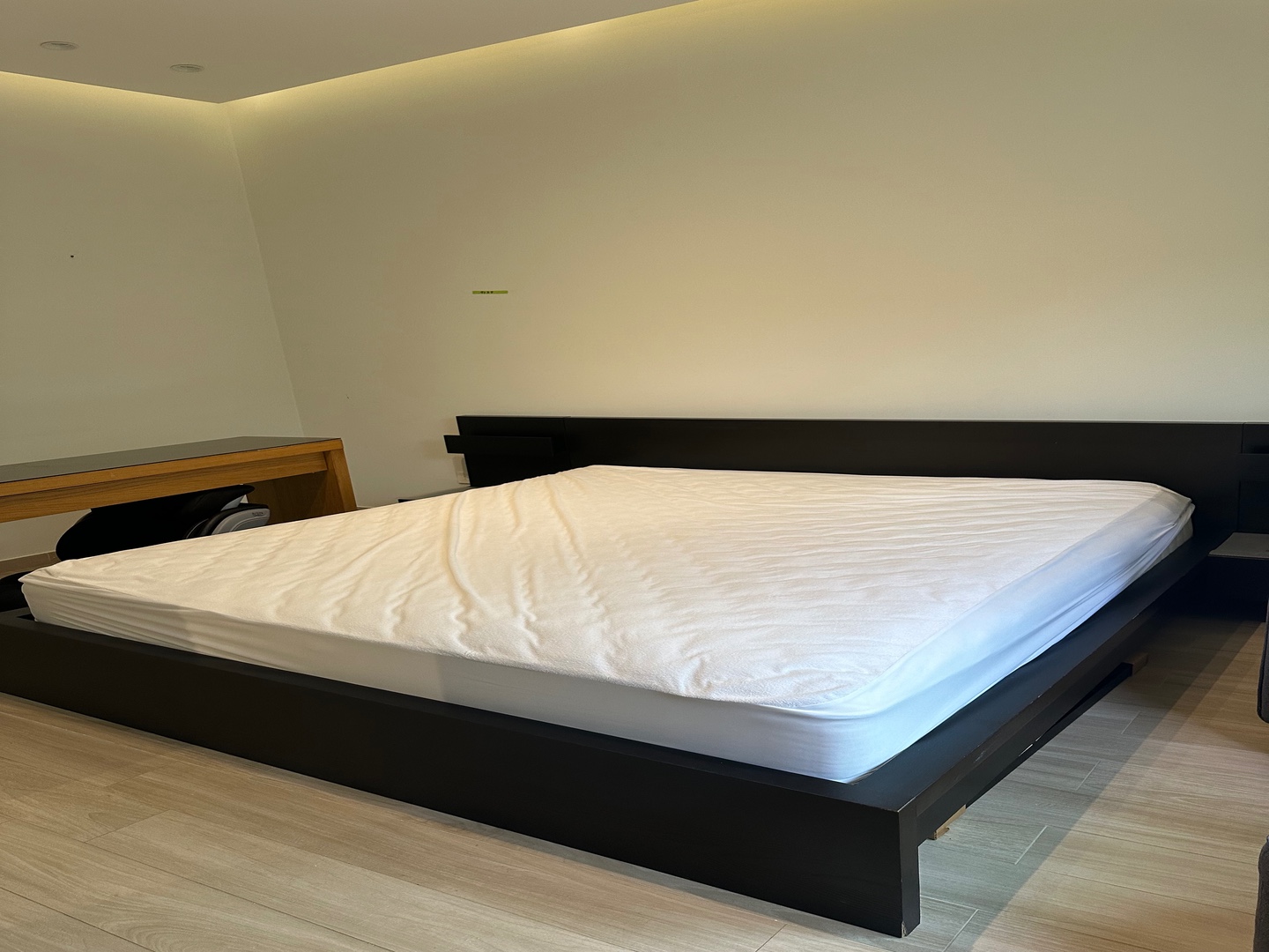 muebles y colchones - Cama King IKEA con mesas de noche  1