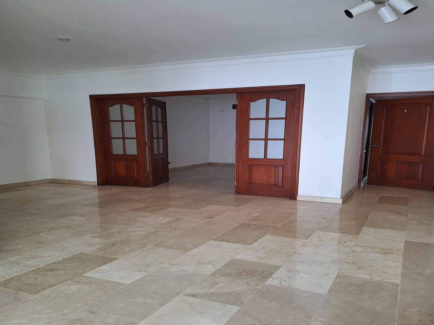 apartamentos - VENTA DE APARTAMENTO EN PIANTINI TORRE FAMILIAR TRADICIONAL