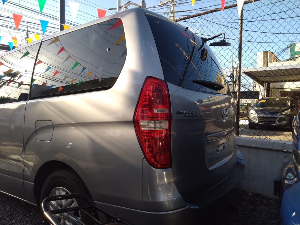 jeepetas y camionetas - HYUNDAI GRAND STAREX 2018 GRISDESDE: RD$1,300.100 8