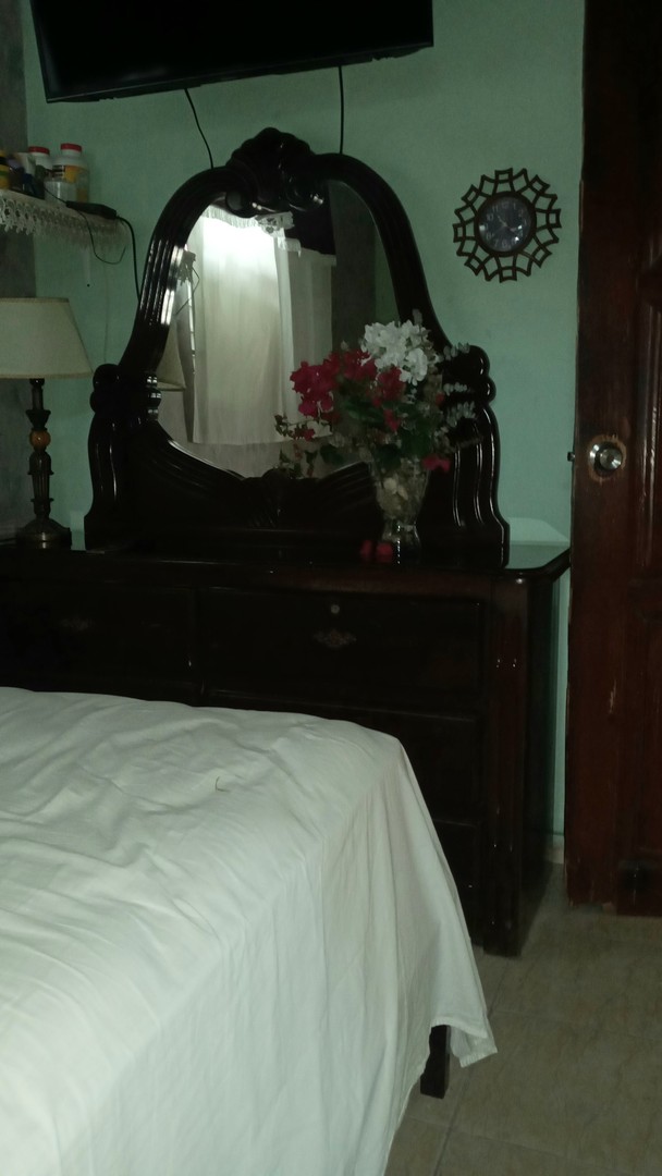 muebles y colchones - Gavetero en Caoba madera preciosa con Espejo Enmarcado y mesita de noche  5