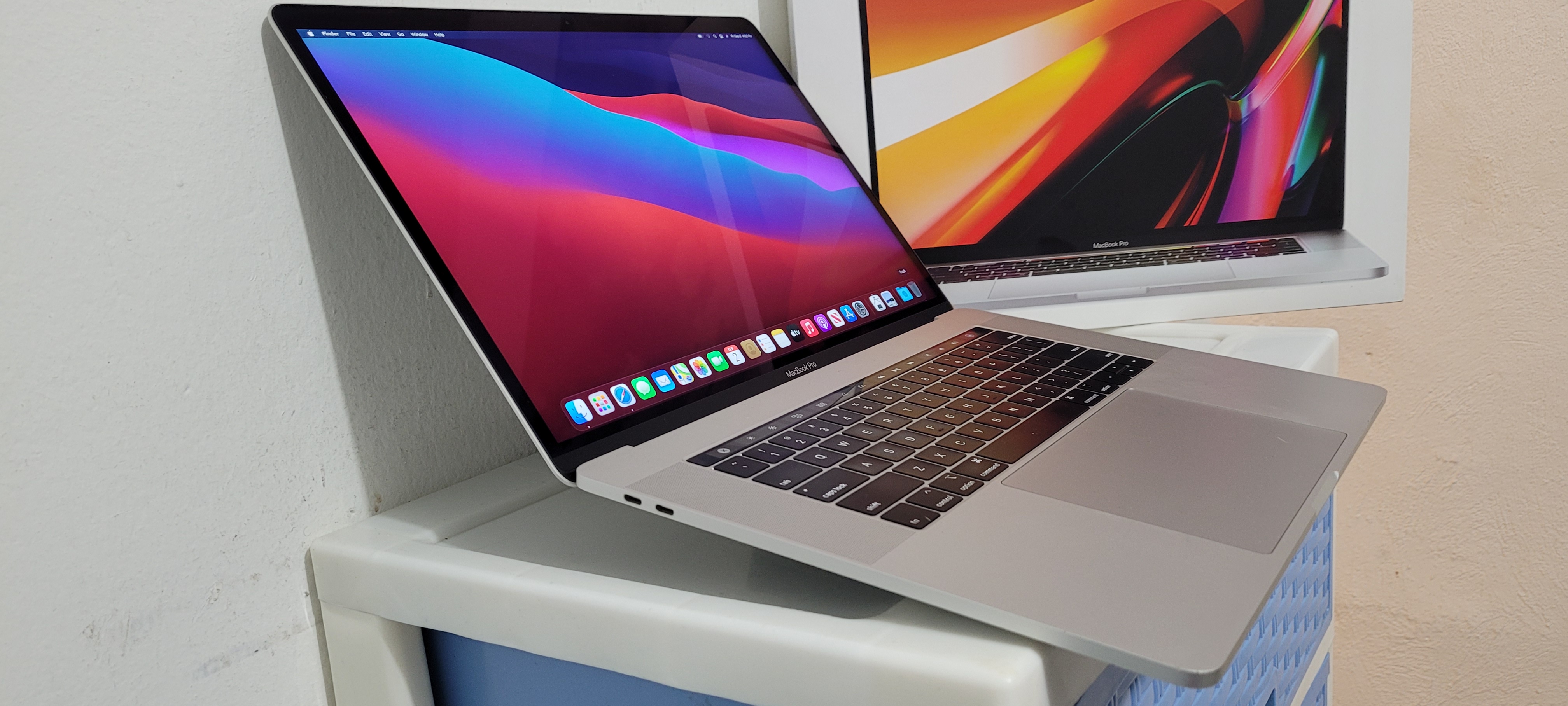computadoras y laptops - Macbook pro Retina 15 Pulg Core i7 Ram 16gb Radeon pro 4gb año 2019 2