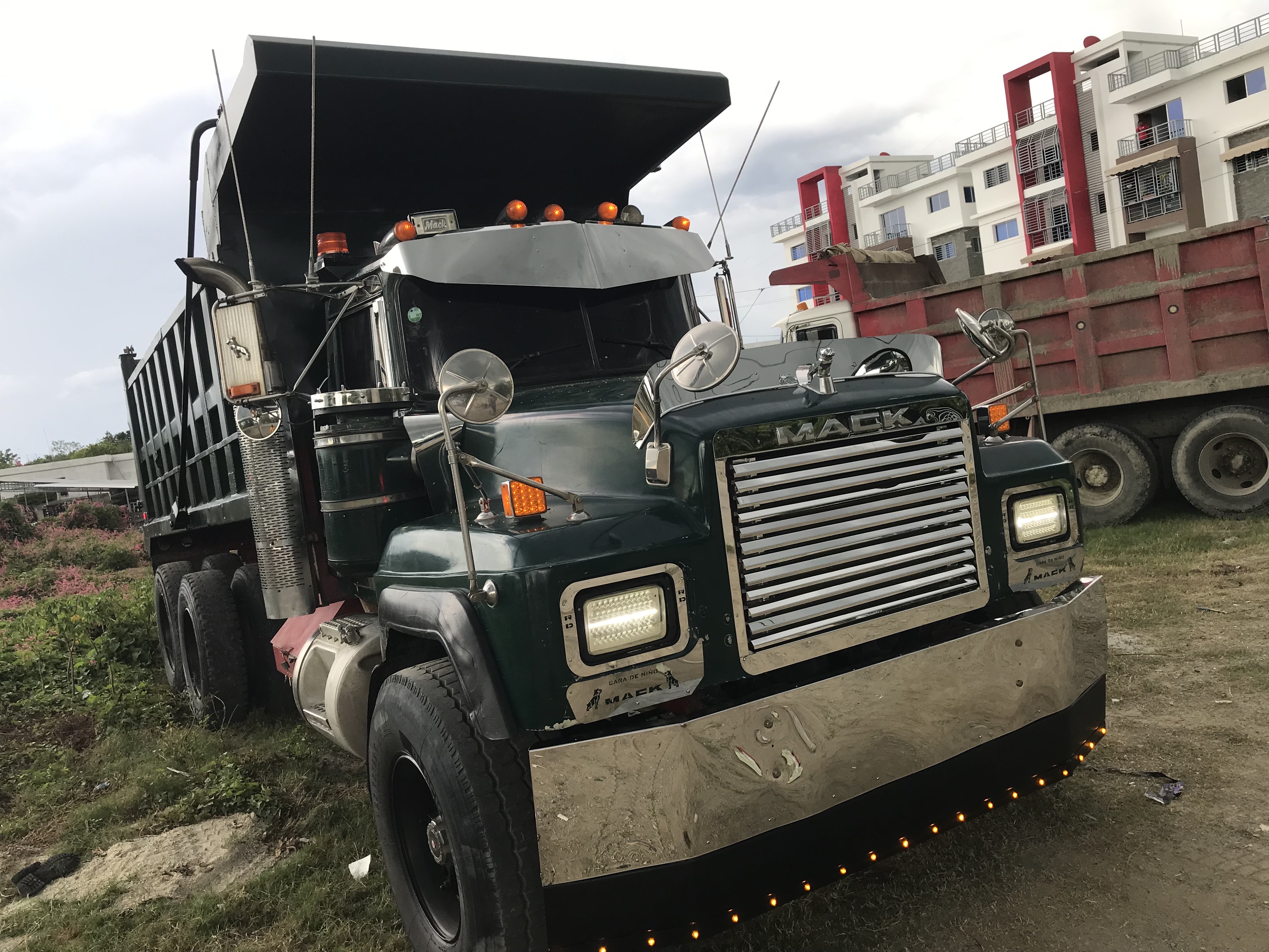 camiones y vehiculos pesados - camion mack cara de niño  1