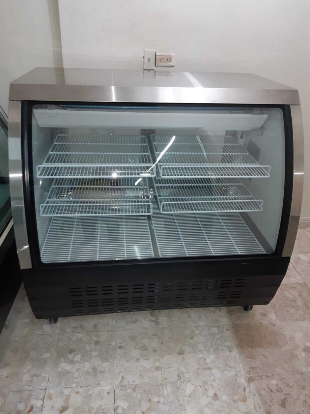 equipos profesionales - Freezer exhibidor de embutidos Deli-Case NUEVO cristal curvado  4