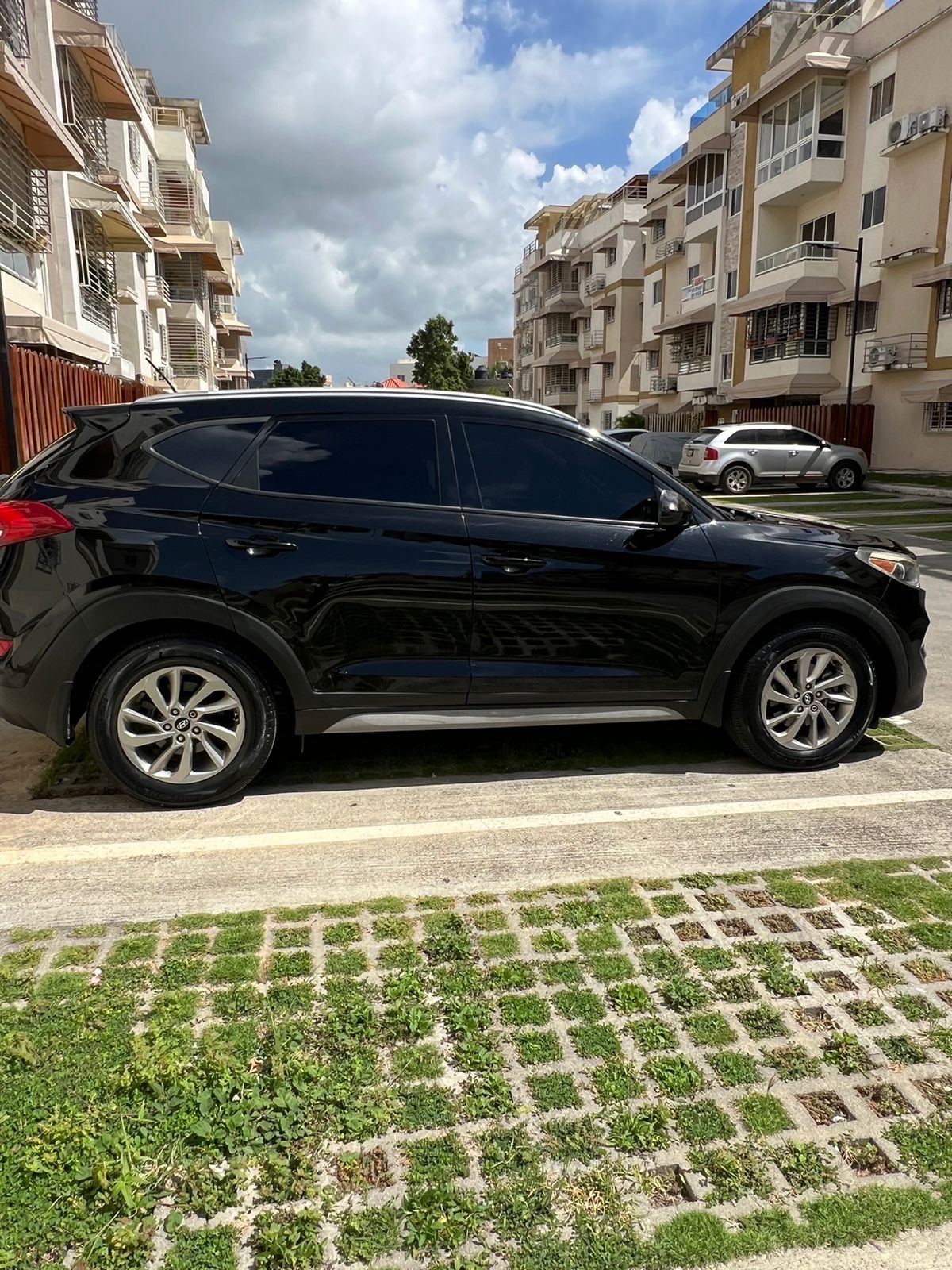 jeepetas y camionetas - vendo hiunday tucson excelente condición única dueño en el país 10/10 2