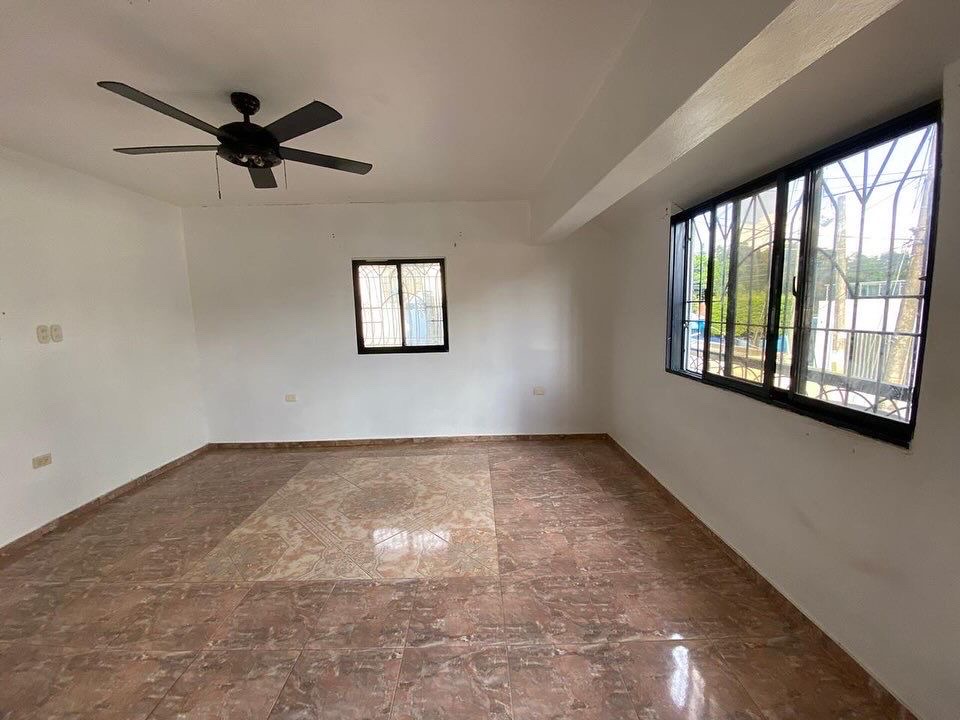 casas - venta de casa de dos niveles dividida en 4 en vista hermosa Santo Domingo este  2