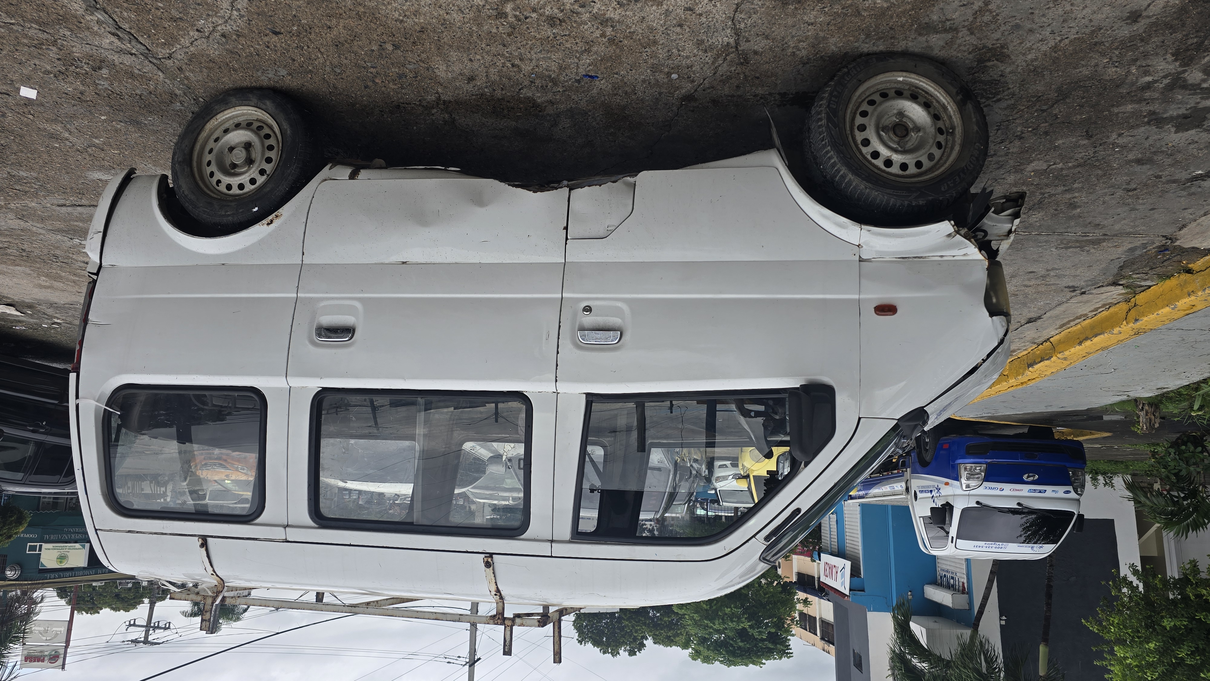 jeepetas y camionetas - Camioneta cerrada 2015 4