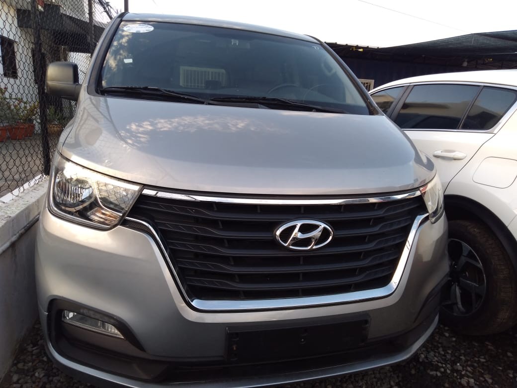 jeepetas y camionetas - HYUNDAI GRAND STAREX 2018 GRISDESDE: RD$1,300.100