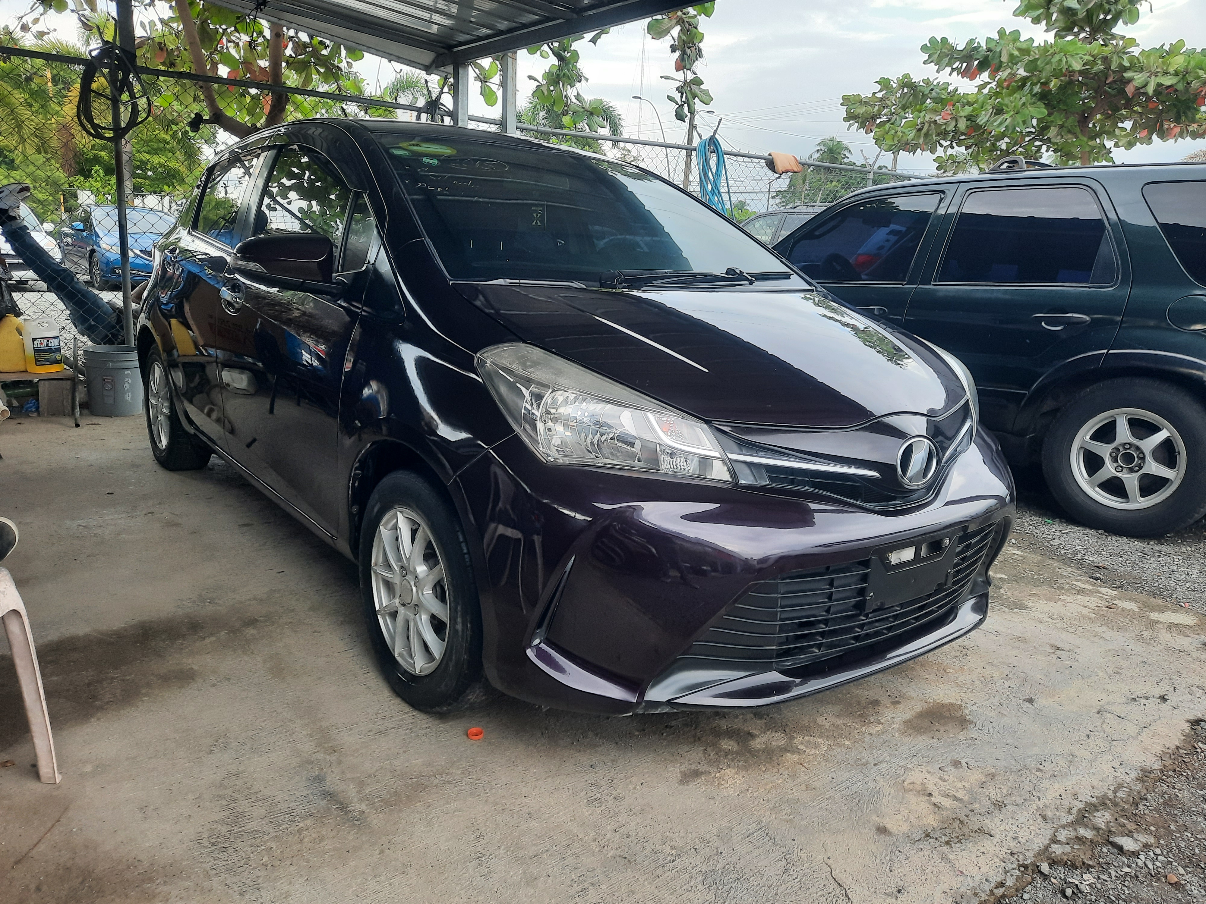 jeepetas y camionetas - toyota vitz 2015  4cilindros financiamiento disponible ubicada en la vega