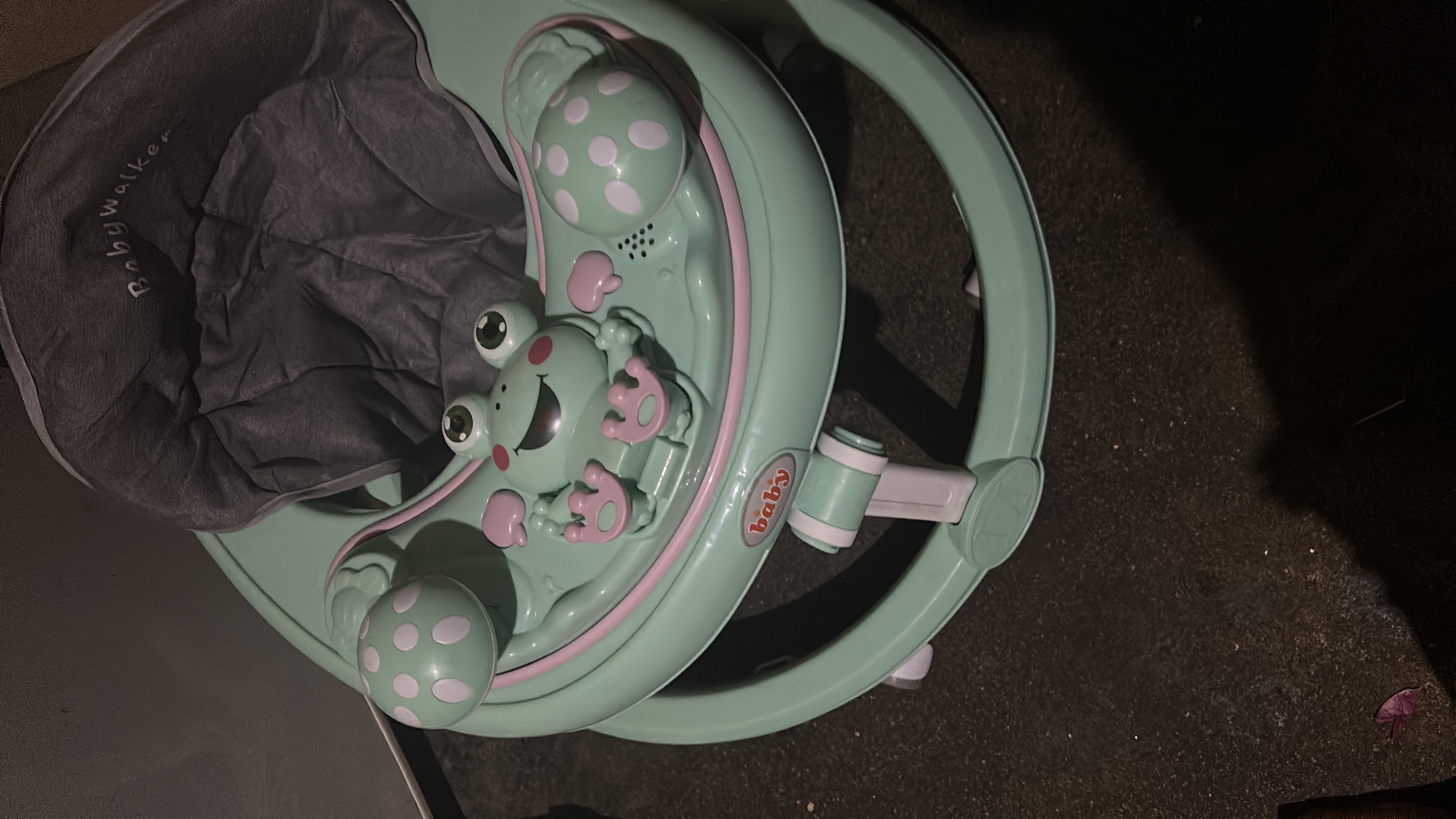 coches y sillas - me pueden escribir el precio es negociable hay una silla de bebé regalada  2