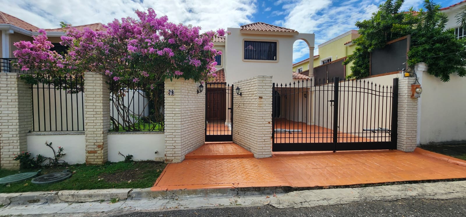 casas - Se Vende casa en Altos de Arroyo Hondo III  A 500 metros del Jardín Botánico 