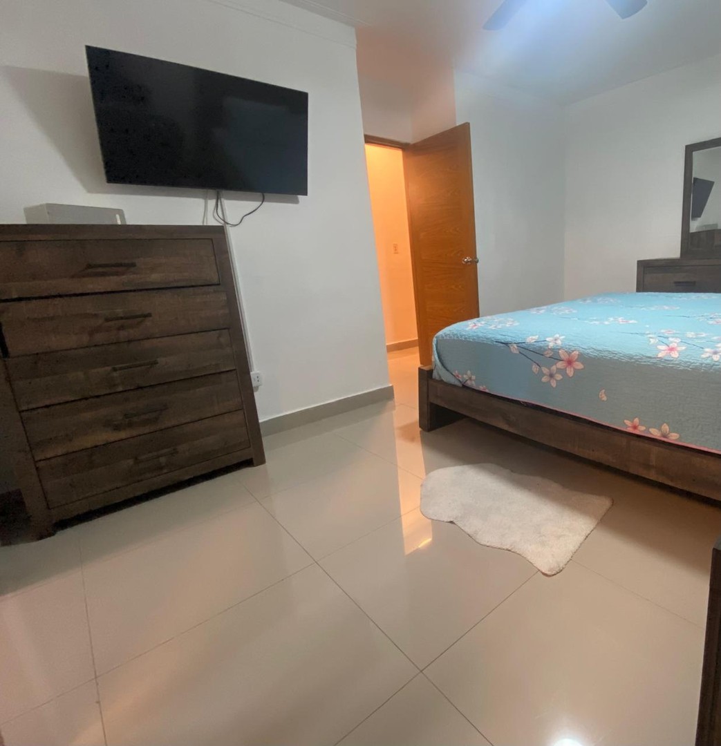 apartamentos - EN VENTA BUEN  APARTAMENTO MUEBLADO EN EL SECTOR DEL QUISQUEYA. TERCER PISO 


� 8