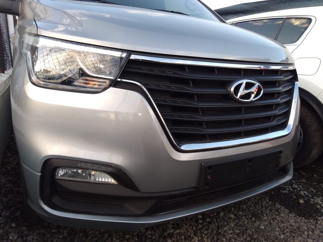 jeepetas y camionetas - HYUNDAI GRAND STAREX 2018 GRISDESDE: RD$1,300.100 1