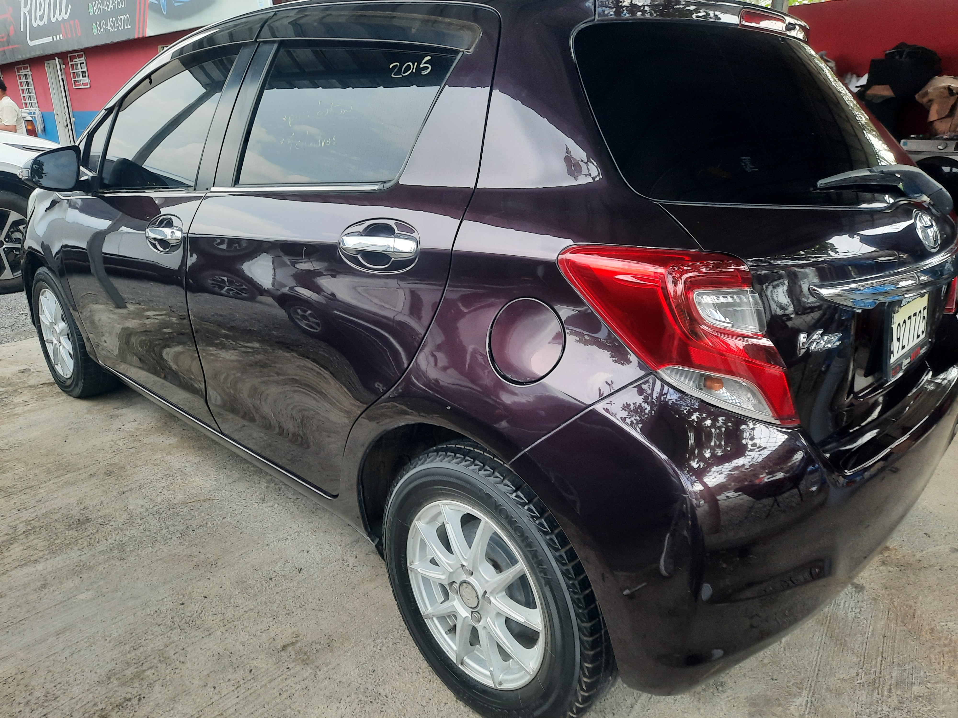 jeepetas y camionetas - toyota vitz 2015  4cilindros financiamiento disponible ubicada en la vega 1