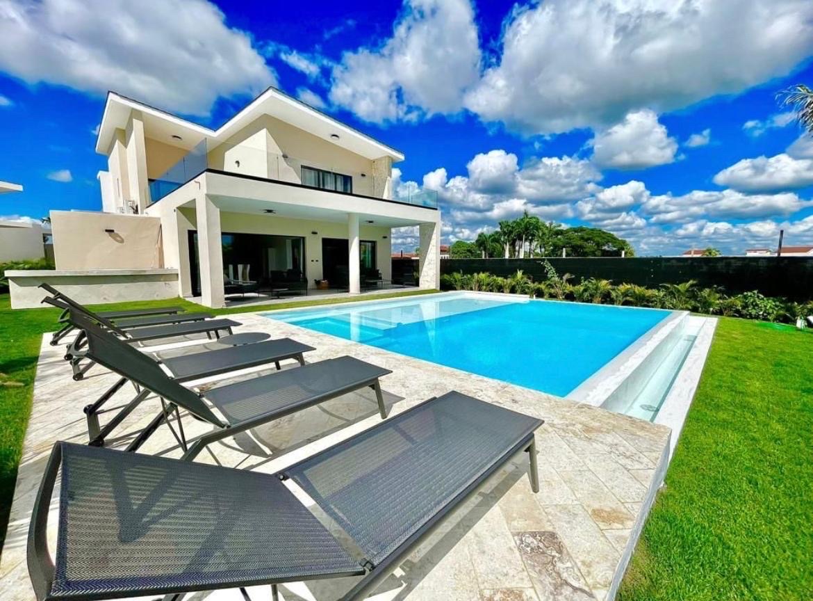 casas vacacionales y villas - venta de Villa de lujo primera línea campo de golf en la Romana de 750mts  