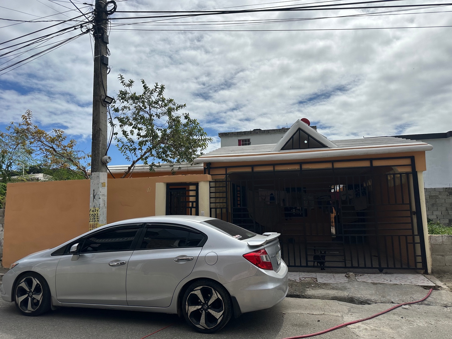 casas - Casa de 230 mts cuadrados de solar y 180 Metros de construcción 1