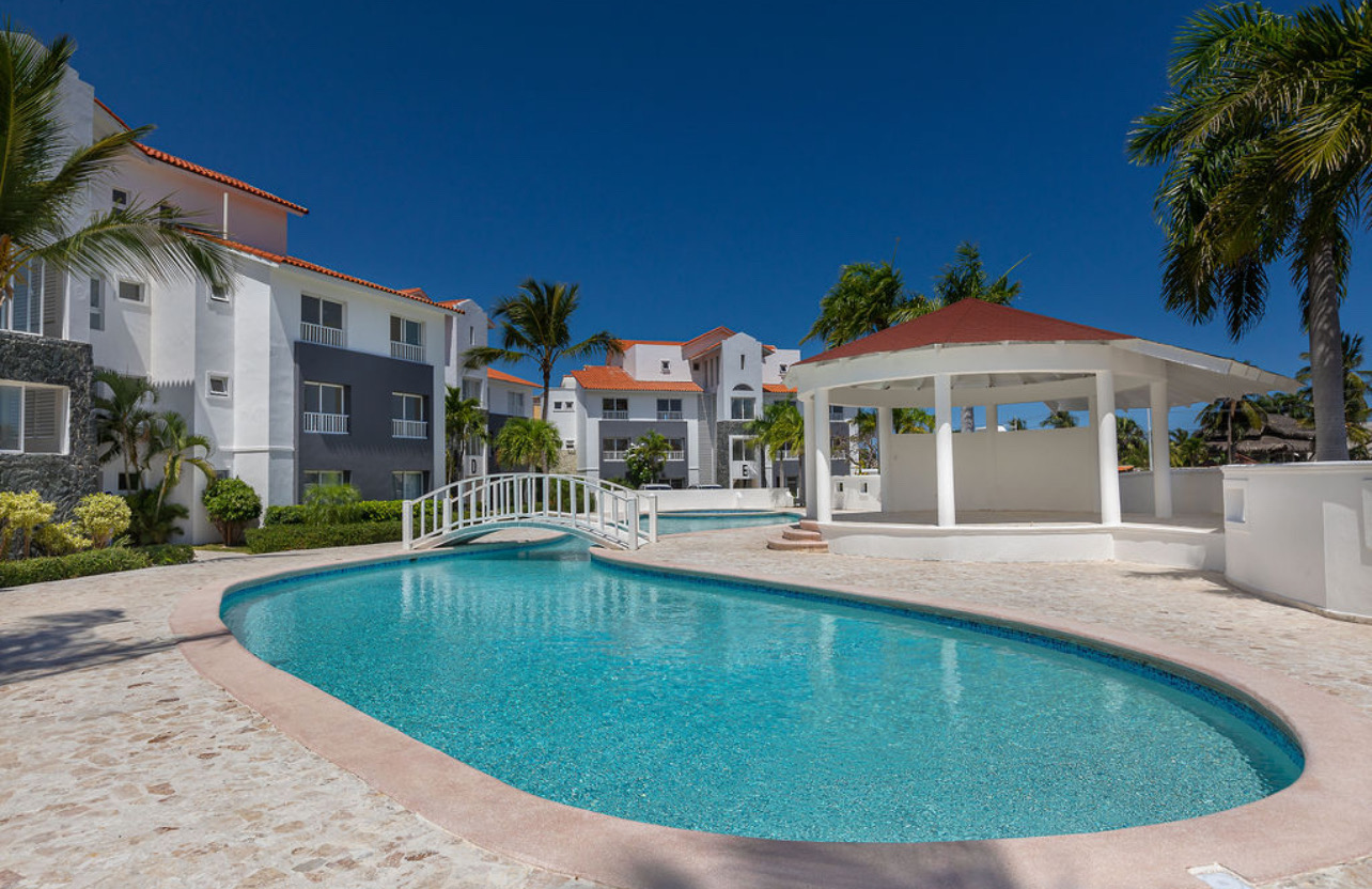 apartamentos - venta de apartamentos listos en punta cana cerca de la playa con piscina  2