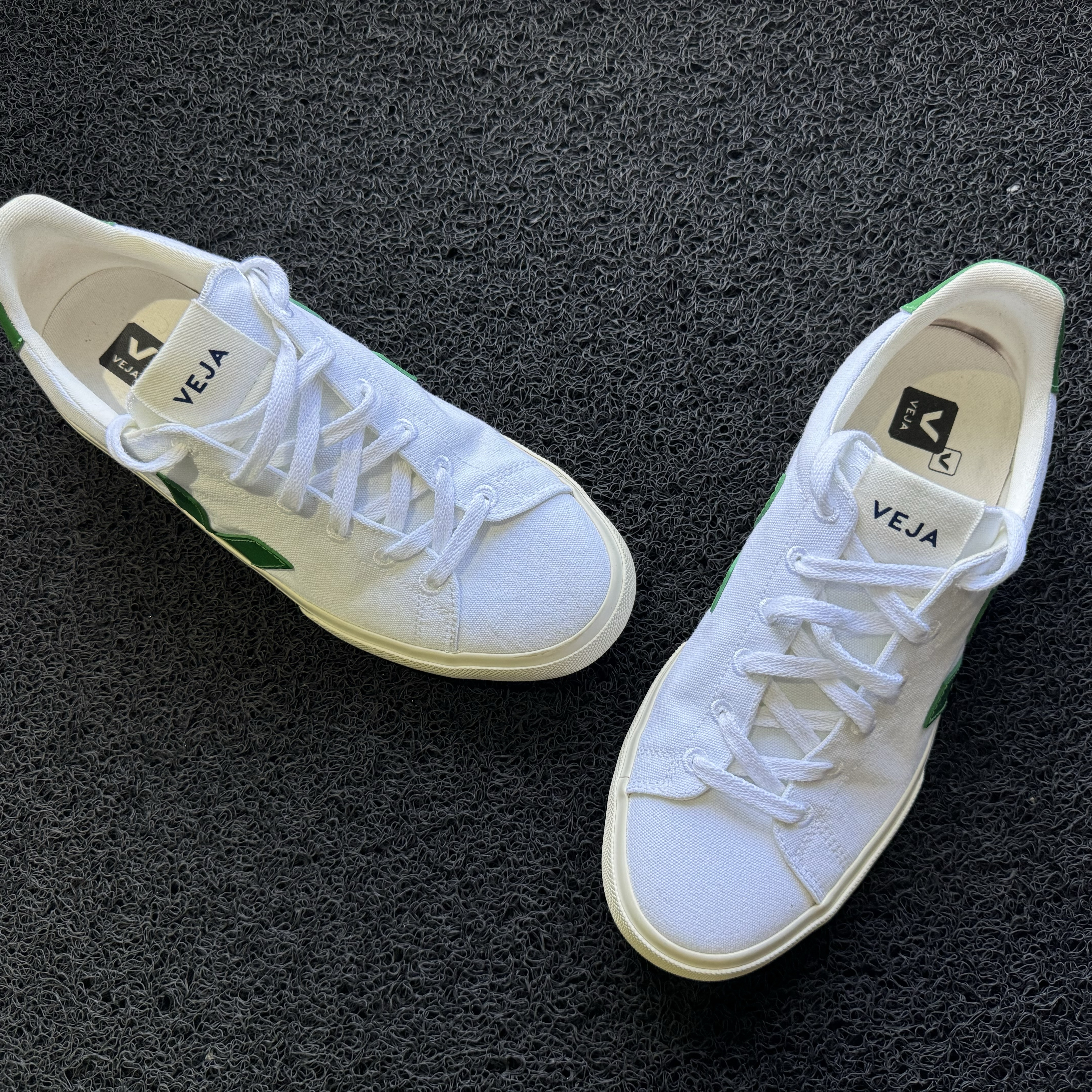 zapatos para hombre - Tenis Veja Tela Size 9.5 o 42.5 - Original, impecable RD$ 7,000 NEG