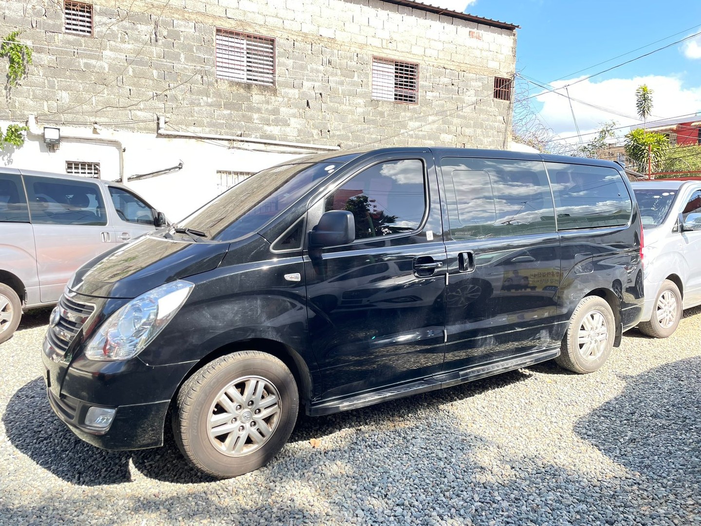 jeepetas y camionetas - HYUNDAI GRAND STAREX 2017 NEGRA